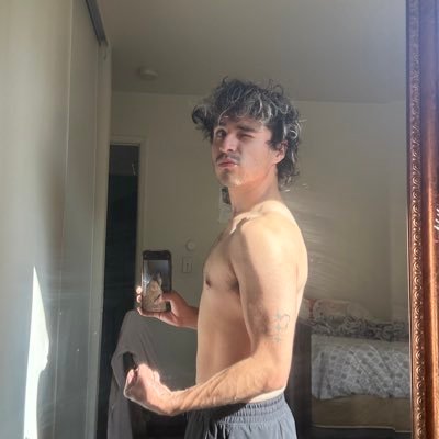 y4hir57's profile picture. 22