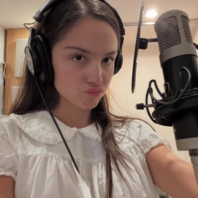 ihrtguts's profile picture. saw oasis 9/6 & met liv 6/29/23 💟