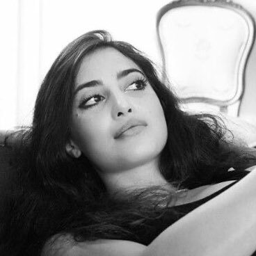 witchlingwaltz's profile picture. a young woman stays in bed, reads, talks on the phone, smokes cigarettes, and tries on some clothes from a large wardrobe https://t.co/3VMzlrJPia