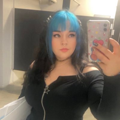 Emmur's profile picture. Ω • she/her • @AEW_Heels • video games • wrestling • cat mom • @raggamissile❤️ • jjong🌕

💛 probably at an aew show.