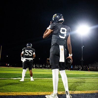 jordanmalikin's profile picture. QB Warren HS 2027| 6’5 200 3.95 GPA Trainer:@DevelopwithCB DevelopwithCB@gmail.com