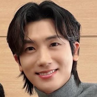 hyungsikness's profile picture. Please note that all translations may contain some inaccuracies or discrepancies.