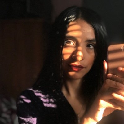 papiarre's profile picture. Tú que vives inmerso en el poder, 
deja que yo viva inmersa en la palabra. ✨⭕️🔥✨ 
Criatura que sueña. 
Artista. Libros, dibujos y podcasts. ✨👇🏾✨
