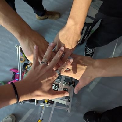 Masu_Robo's profile picture. 「Rebeli0n」すべての回路と装飾とお遊び程度の設計と搭乗と減量と操縦と言っていいのかわからない操縦 #kosen23s