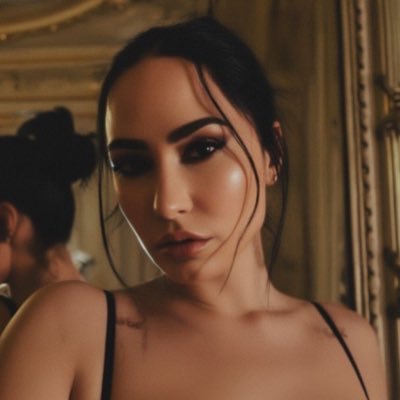 lonelylvato's profile picture. we should make out, right?