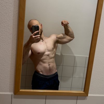 nearly02's profile picture. Full time Gym enthusiast