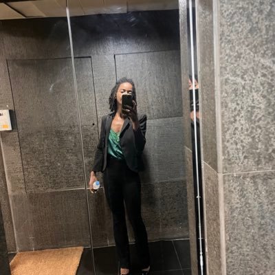 SabalaUmba's profile picture. Carrego doçura nos lábios e tempestade nos olhos - depende de como me falas.