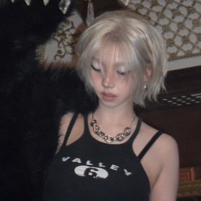 krnvinyl's profile picture. i hate