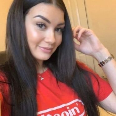 qcintiasouza's profile picture. tweets never financial advice Duchess of the $GLUTEU Empire