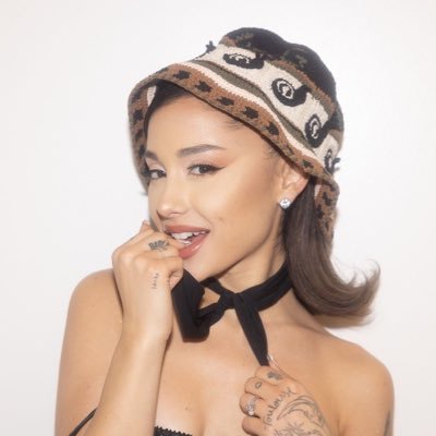 ag7sthv's profile picture. fenerbahçe,ariana, jennie & bts | carrd↡