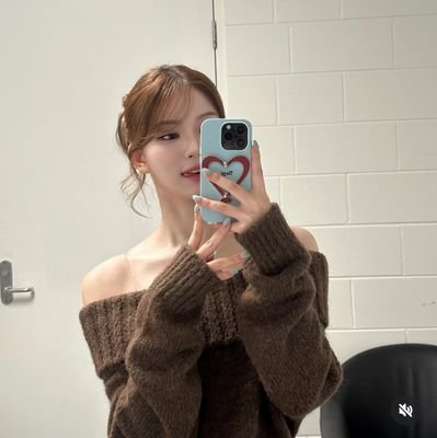 stayc_chae's profile picture. scripted in hazy dawn ; . . da lil' kitty catto tiptoes around with delightful tippy toes, entrancing you with her voice. chaeyoung lee, paw princess of stayc !