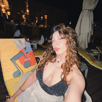 yeterlqn's profile picture. pek normal değilim