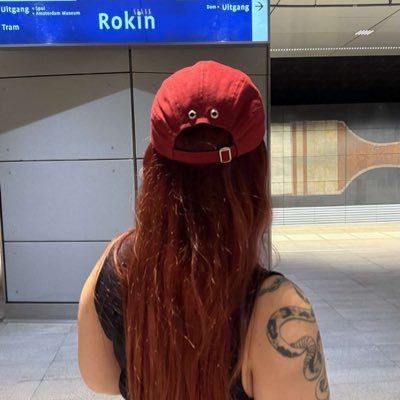 yugyeomkm's profile picture. the moon only glows when kissed by the sun☾☀︎