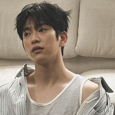 Jinyounyg's profile picture. 86th Issue in SABi: The man of refined talent, more than a voice but a character, Park Jinyoung. (1994)