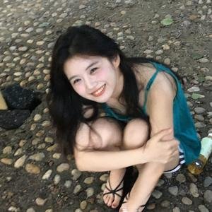 asian_teen7's profile picture. 她把梦话写在便签上，贴在床头，盼着你能读懂心底的期盼。