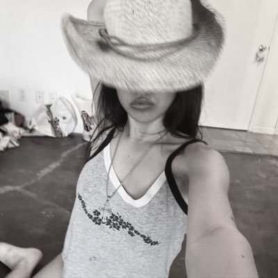 brezssy's profile picture. No INTro