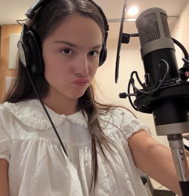 _caroglez_'s profile picture. it's brutal out here
★🎸🎧⋆｡ °⋆