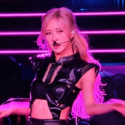 iblowR0SES's profile picture. NumberOne | just a lowkey bjtch 🫶🏻