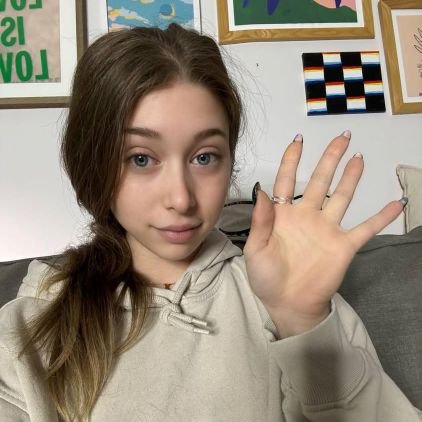 sheisLunaAdams's profile picture. I'm an acrylic artist, I paint. 
text me if you want commission for an artwork, strictly business talk 🎨