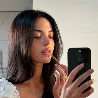 nixonnhxrriet's profile picture. ⠀⠀⠀⠀⠀⠀ ⸻ ( 𝟐𝟏 ）✧   𝘩𝘦𝘺, 𝙡𝙞𝙩𝙩𝙡𝙚 𝙧𝙞𝙘𝙝 𝙜𝙞𝙧𝙡, 𝘸𝘩𝘦𝘳𝘦 𝘥𝘪𝘥 𝘺𝘰𝘶 𝘨𝘰 𝘸𝘳𝘰𝘯𝘨? 🍓