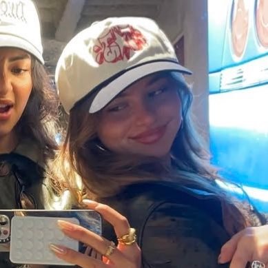 joshscm's profile picture. beth’s que abraçou o JB e deu Lego do harry potter para ele 💜