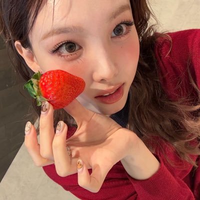 slvrsks's profile picture. see expanded bio 🍓