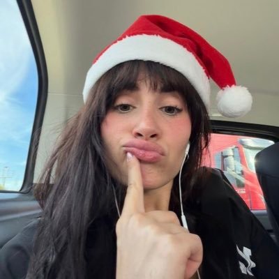 0tranochesinti's profile picture. escuchando .mp3 y cuarto azul 🥥