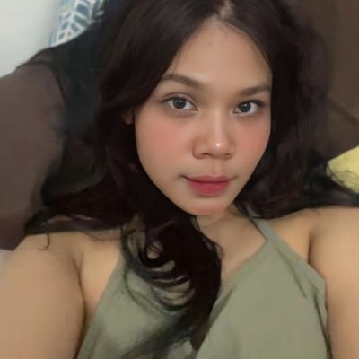 its_myuniverse_'s profile picture. Half hidden, half revealed