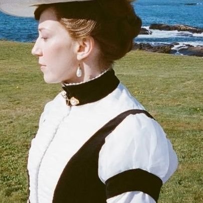 decirmeamor's profile picture. and i’m powerless, i know, don’t remind me.