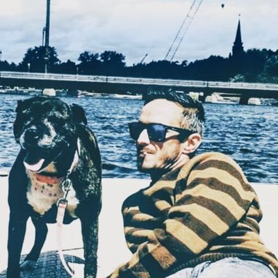 miki24737's profile picture. J'ai bien pensé mourir de chagrin et d'ennui
J'avais cessé de rire, c'était toujours la nuit
Il me restait l'oubli, il me restait l'mépris
Enfin que j'me suis d