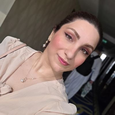 yepanahandeh's profile picture. اون درخت سربلند پرغرور
كه سرش داره به خورشيد ميرسه منم، منم!😌
آفتابی کننده ی تَنِ سردِ غروب😏
نگه ندارنده رازهای شما،
مهربان و زود seen کننده،
رادیولوژیست
