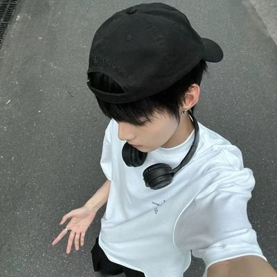 yeonjunway's profile picture. sup here is a little bit of everything, I like it