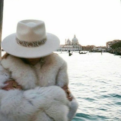 SOF_TARF's profile picture. وتعطم في عين الصغير صغارها و تصغر في عين العظيم العظائم