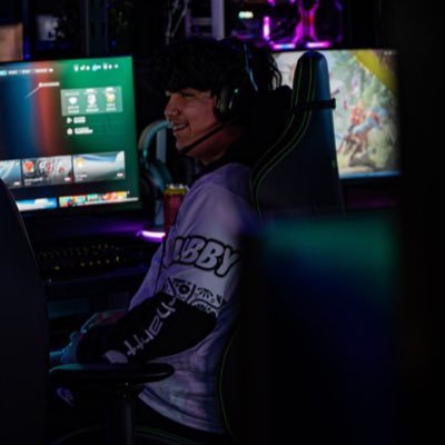 rTsunii's profile picture. 17• @emerymcc4