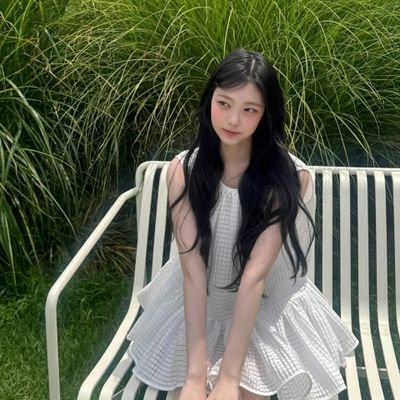 jeongleeian's profile picture. live in a faraway green-peas kingdom