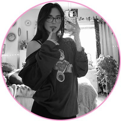 bitsypoison's profile picture. pretty, a little dumb and i cry a lot 🦢sometimes i don’t make sense at all.. vegan.. xoxo ──── ୨୧ ────