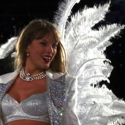 withabrkheart's profile picture. taylor swift wrote 12 albums about me