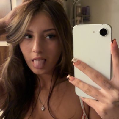 xoxokxmiii's profile picture. hi guys - hmu for my vip deal! 😉