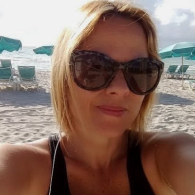 caro_ad's profile picture. Si me cancelan estoy en @hola_feos_. Soy🐢legendaria. Un día se me ocurrió #HolaFeos y quedó. Contadora para los amigos.