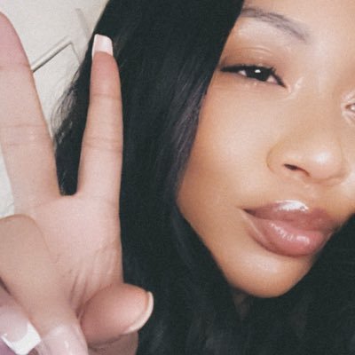 tierrajanelll's profile picture. “𝐚𝐛𝐨𝐯𝐞 𝐚𝐥𝐥 𝐞𝐥𝐬𝐞, 𝐠𝐮𝐚𝐫𝐝 𝐲𝐨𝐮𝐫 𝐡𝐞𝐚𝐫𝐭.”