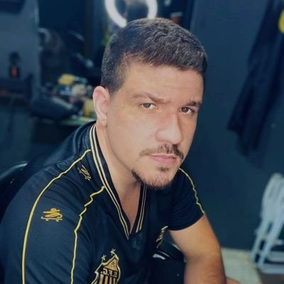 LuiSinaque's profile picture. Corretor de Imóveis que luta pela moradia popular & Correspondente Bancário Anticapitalista.