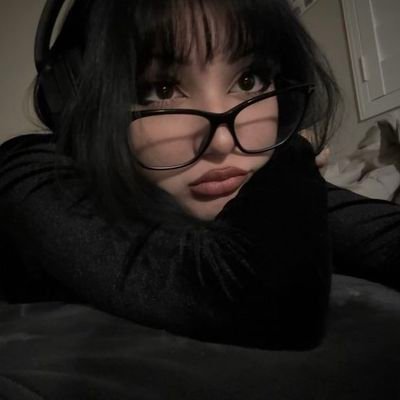 jadefitzloved's profile picture. pretentious, performative • this account is obsessed with Katseye