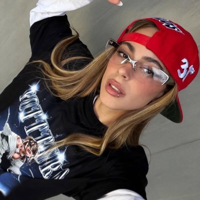 folkrubyjane's profile picture. blackpink, stray kids & vivienne westwood…🩶 dominate in paris & deadline in milan 🎱🎀