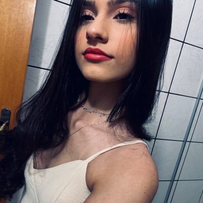 julia_izx's profile picture. 