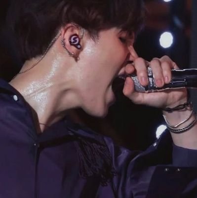 anothertime1302's profile picture. This pitch-black night with no stars
Onto the stage with the lights off
Remaining like a late afterimage
I'm still wandering