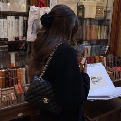 ninibarbieri's profile picture. amor e ódio & aliada do vilão 📖 | f1 lover, mclaren girl, fã da taylor swift e mimada demais pelo namorado ❤️‍🔥✨🏎️💨