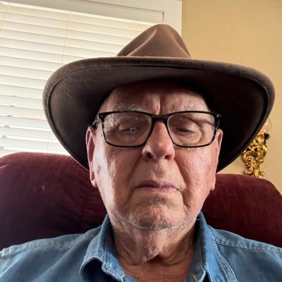 Quitere5i1's profile picture. live life against the wind