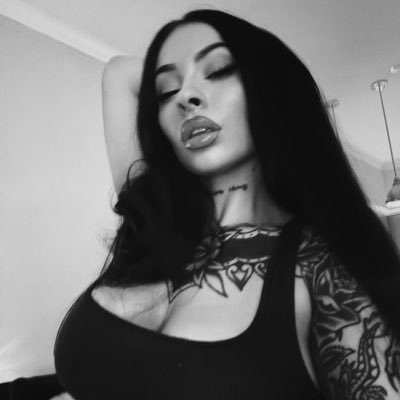 mikaylarez's profile picture. 🪶