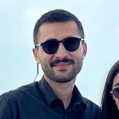 SalarOnTheRoad's profile picture. من همونی‌ام که وسط جهنم گهگاهی خدا میاد و بغلم می‌کنه.