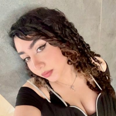 unregaloo_abc's profile picture. کمی تاحدود زیادی خسته از تحصیلات عالیه.💅🏻